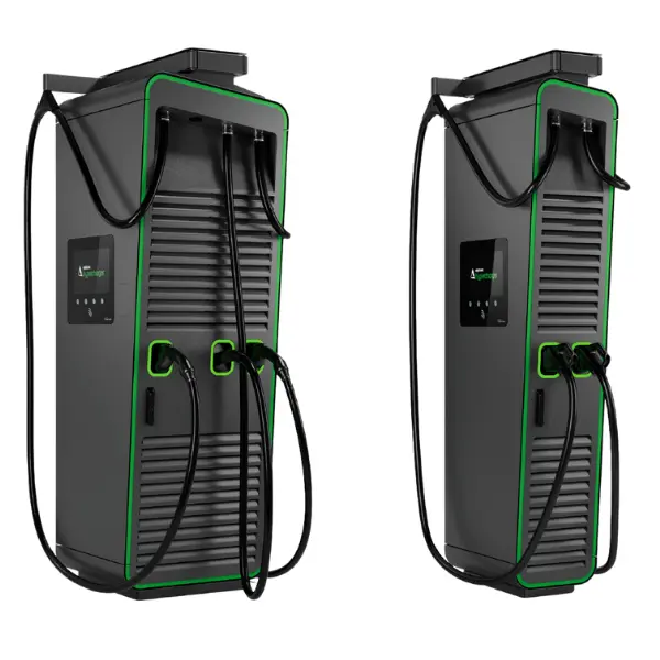 Techniker prüft Ladesäule